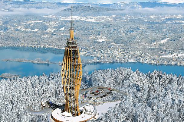 De Piramidenkogel aan de Wörthersee op een zonnige winterdag