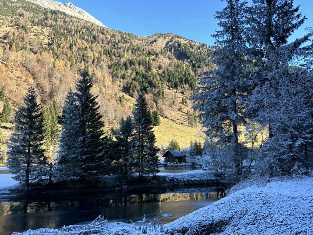 Hiking in het najaar op de Plöckenpass bij Kötschach Mauthen