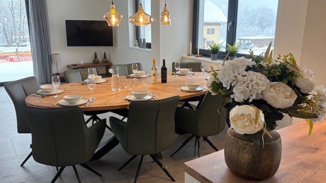 Gezellig eethoek voor familiediners op speciale momenten met uitzicht op de alpen
